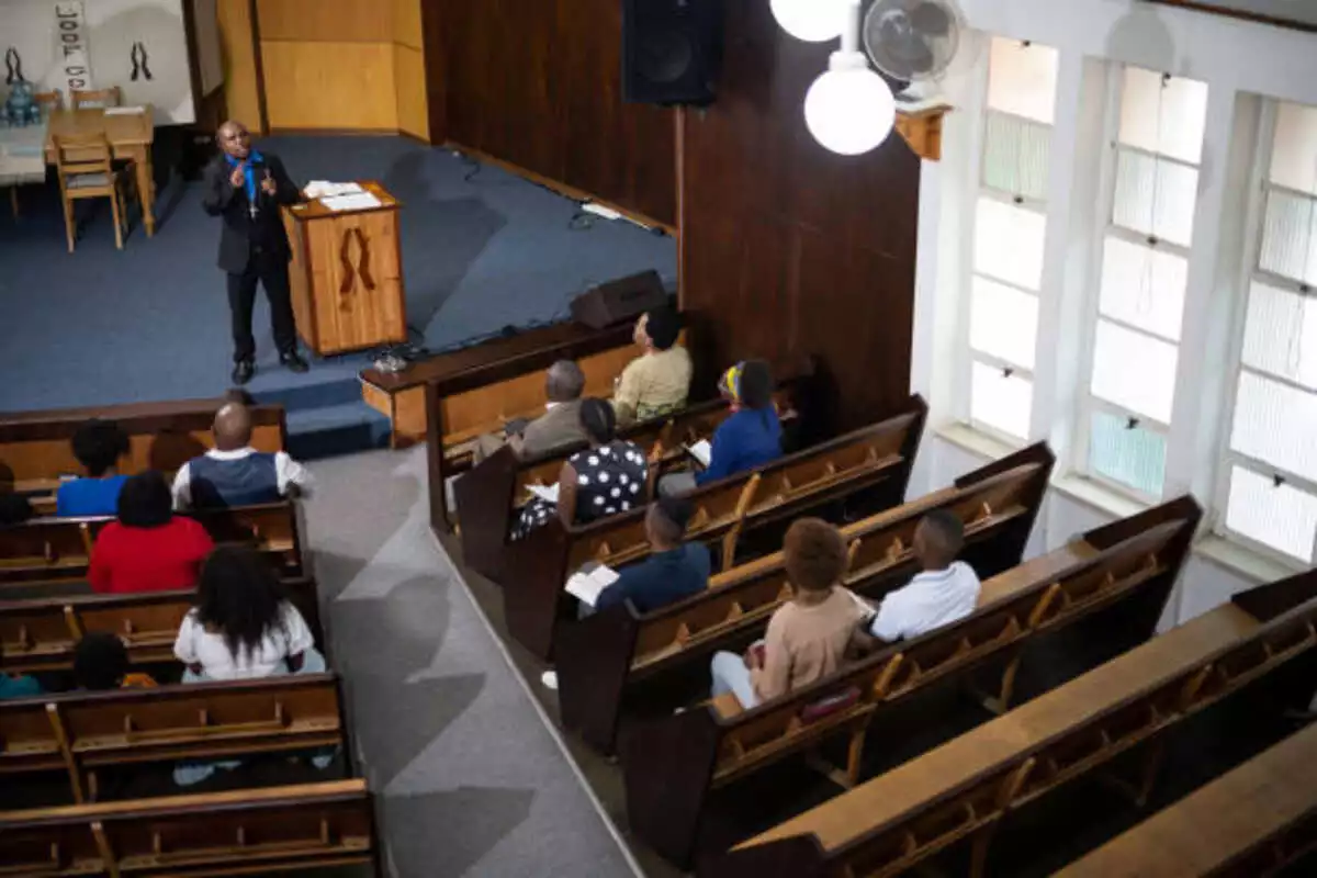 Candidate For Lake County School Board Meets at Unitarian Universalist Congregation